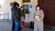 Громада храму УПЦ передала Мурованокуриловецькій лікарні медичні костюми