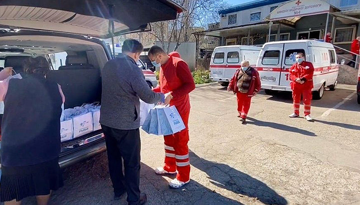 During the coronavirus quarantine, volunteers of the Odessa Eparchy daily deliver hot dinners from well-known restaurateurs to all city ambulance crews. Photo: eparhiya.od.ua