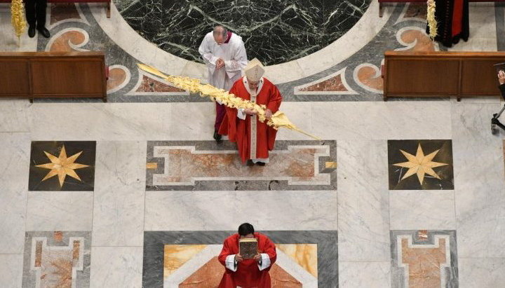 Папа римский отслужил мессу Пальмового воскресенья без прихожан. Фото: vaticannews.va