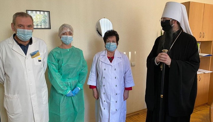 Met. Varsonofy of Vinnytsia and Bar donated tests for coronavirus detection to hospitals in Vinnytsia. Photo: facebook.com/OppoblocOfficial