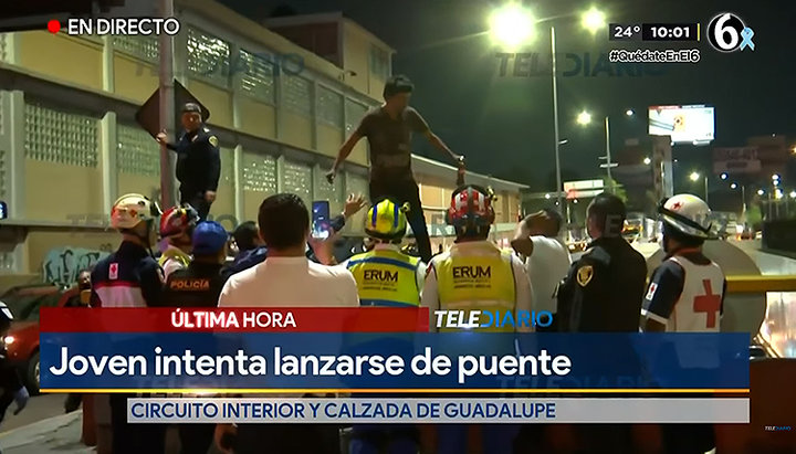 Марко Антоніо Рамірес, оперативнтй директор Центральної зони, рятуєт юнака від самогубства. Фото: скриншот видео на YouTube-канале TelediarioMx