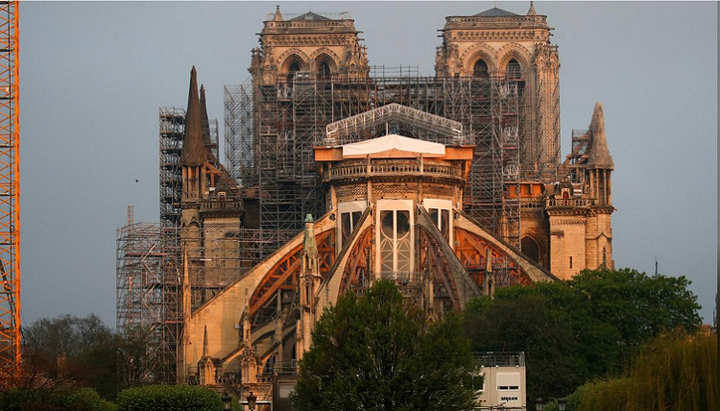 Перша меса в соборі Паризької Богоматері відбудеться через рік після пожежі. Фото: reuters.com