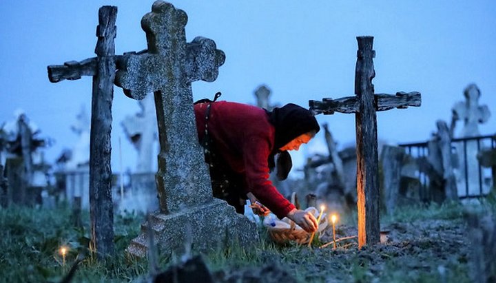 У РПЦ нагадали, що практика відвідування кладовищ в день Пасхи не є церковною традицією. Фото: molitvy.online