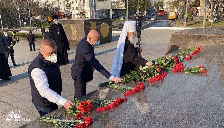 Архієрей і міський голова поклали квіти до меморіального комплексу на Алеї Слави в Одесі. Фото: прес-служба Одеської єпархії УПЦ