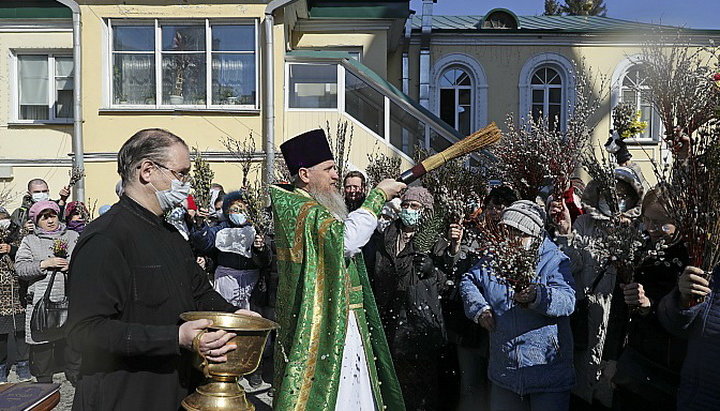 РПЦ стурбована штрафами віруючих, які прийшли до храмів у Вербну неділю. Фото: interfax.ru