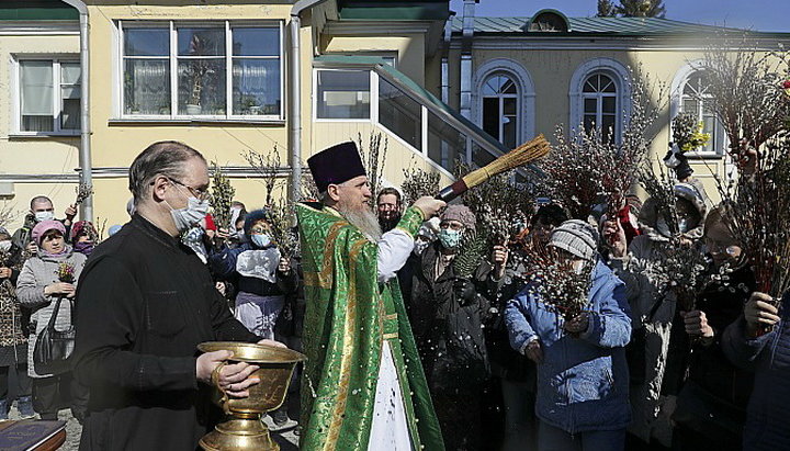 РПЦ озабочена штрафами верующих, пришедших в храмы в Вербное воскресенье. Фото: interfax.ru