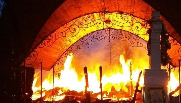 În satul bucovinean Lucavăţ a ars biserica în cinstea Cuvioasei Parascheva a Bisericii Ortodoxe Ucrainene construită în 1898. Imagine: 0372.ua