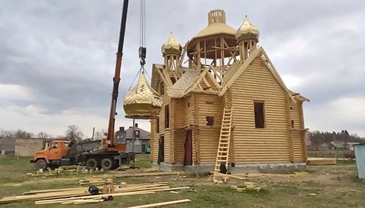 Подъем куполов на храм в честь иконы Пресвятой Богородицы «Живоносный Источник». Фото: скриншот видео на Facebook-странице настоятеля храма