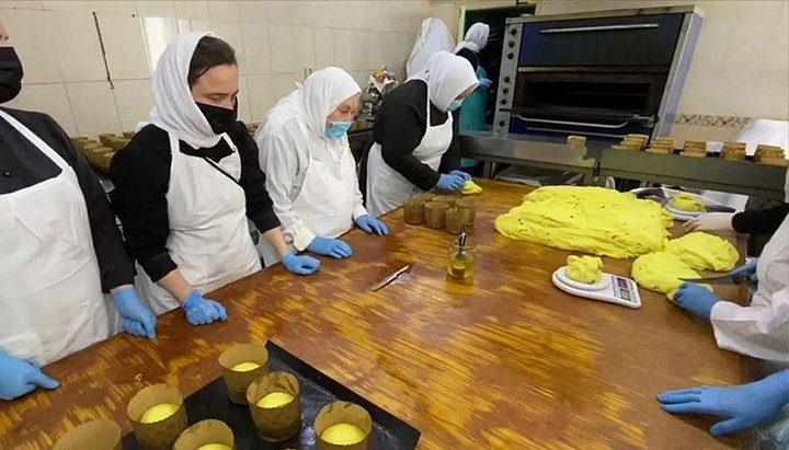 В пекарне одного из монастырей Одесской епархии начали изготовление пасхальных куличей для медиков и нуждающихся. Фото: eparhiya.od.ua