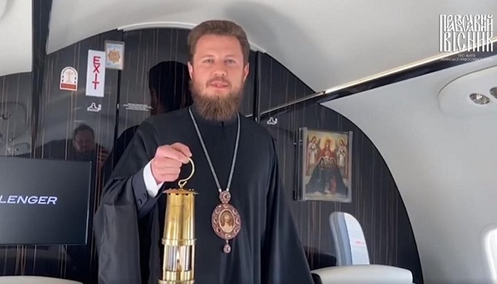 Епископ Виктор (Коцаба) на борту самолета с Благодатным огнем. Фото: скриншот видео со страницы «Православного вісника» в Facebook