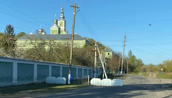 Дорогу в монастир перекрили вперше з ХІ століття. Фото: Facebook-сторінка Івана Феннича