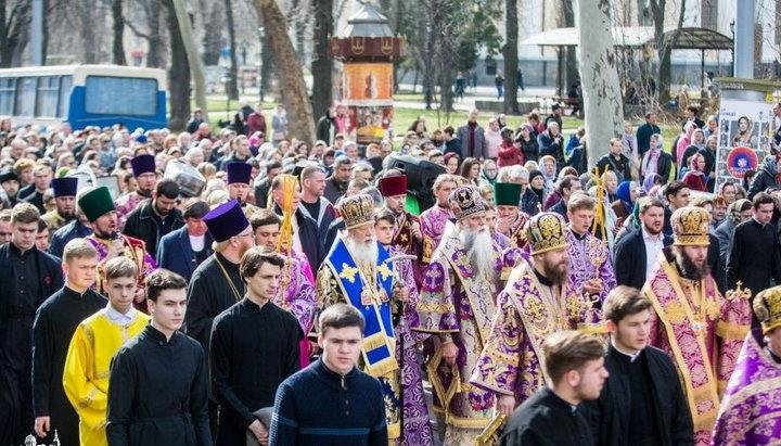 Одесса, до введения карантина, 8 марта 2020 г. Крестный ход с молитвой об избавлении от эпидемии