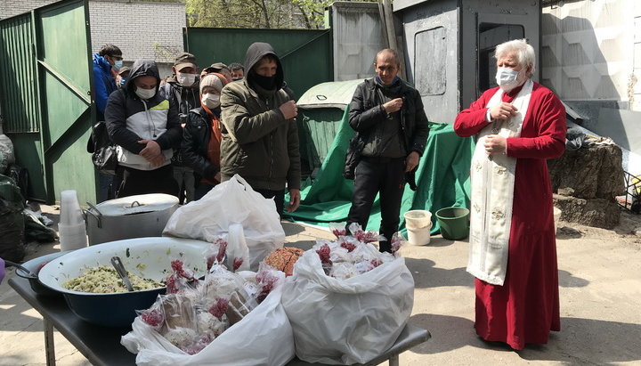 Духовенство і православна молодь організували на Пасху святковий сніданок для безпритульних Києва. Фото: mitropolia.kiev.ua