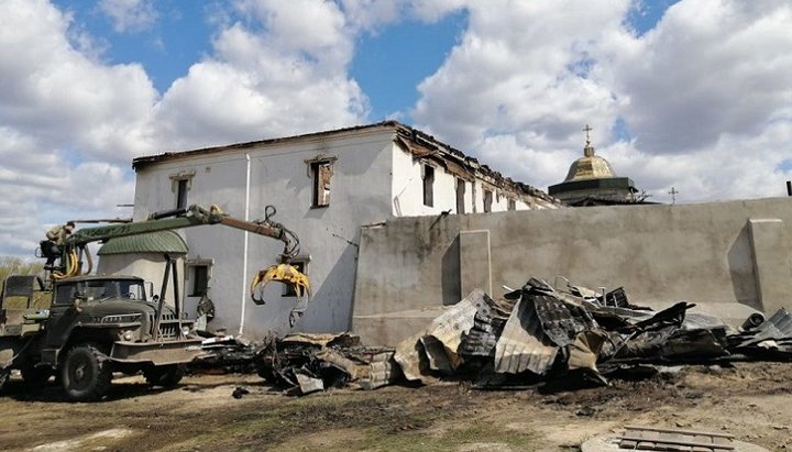 В результате пожара сгорела крыша и второй этаж сестринского корпуса Гамалеевской обители. Фото: пресс-служба Конотопской епархии