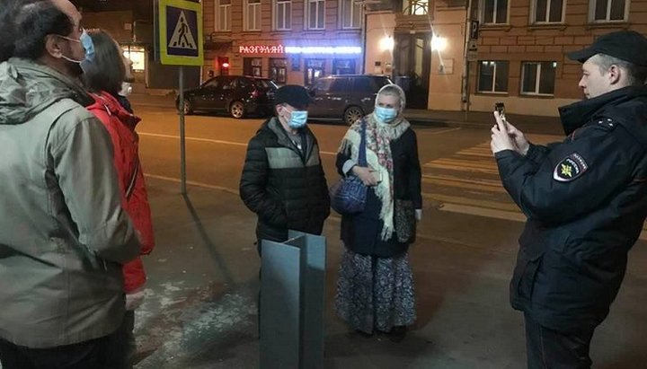 У Москві затримали православних волонтерів, які годували бездомних