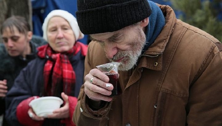 РПЦ просит власти Москвы определить точки, где волонтерские организации смогут беспрепятственно раздавать еду бездомным. Фото: Патриархия.ru
