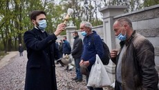 В дни карантина община храма УПЦ в Киеве раздала тысячу обедов бездомным
