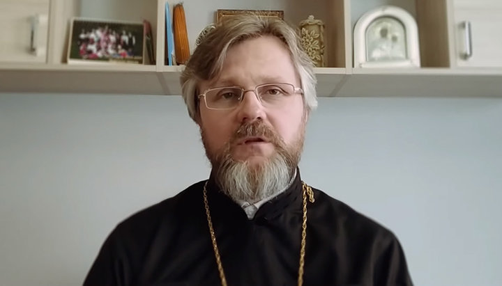 Purtătorul de cuvânt al Bisericii Ortodoxe Ucrainene, protoiereul Nicolai Danilevici. Imagine: screen-shot de pe canalul de YouTube 