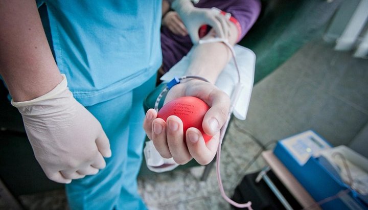 В Беларуси Церковь и Минздрав просят верующих сдать плазму крови для помощи тяжелобольным пациентам. Фото: pbs.twimg.com