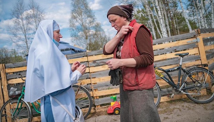 Сестры киевской Марфо-Мариинской обители милосердия продолжают помогать погорельцам на Житомирщине. Фото: страница обители в Facebook