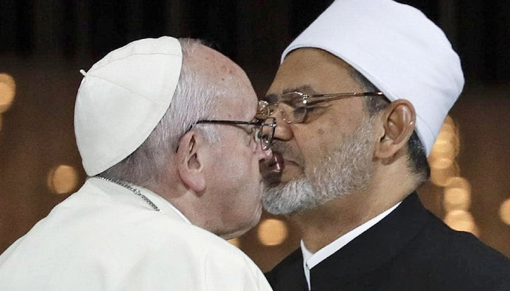 Ο Πάπας Φραγκίσκος φιλά τον ανώτατο ιμάμη της Αιγύπτου. Φωτογραφία: complicitclergy