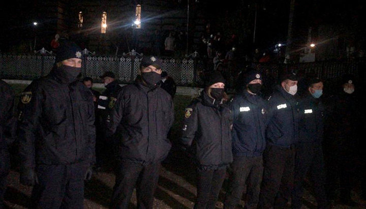 Поліція чергує біля храму УПЦ на честь Архістратига Божого Михаїла в селі Задубрівка. Фото: cv.npu.gov.ua