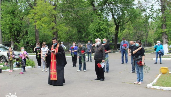 В Одесі священики і православна молодь вшанували полеглих воїнів. Фото: eparhiya.od.ua