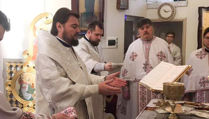 Ο Ίγκορ Σάββα μαζί με τον «ιεράρχη» της ΟCU Αλέξανδρο (Ντραμπίνκο) στην «λειτουργία» στον Καθεδρικό ναό της Μεταμόρφωσης. Φωτογραφία: Σελίδα Facebook του Σάββα