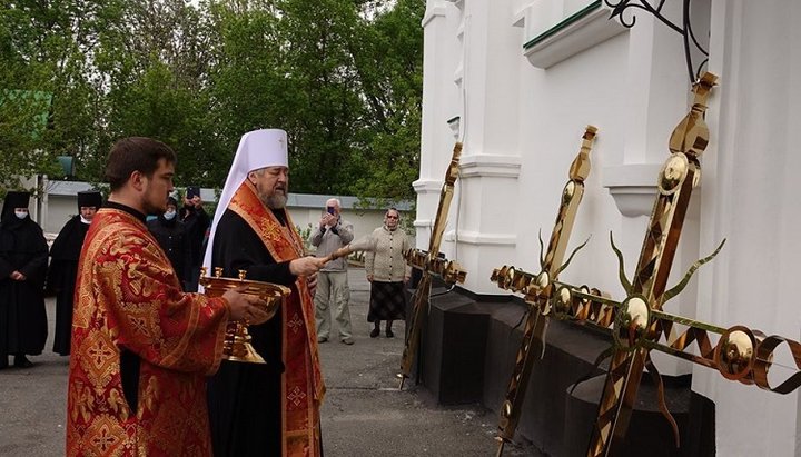 Освящение накупольных крестов совершил митрополит Филипп. Фото: Полтавская епархия