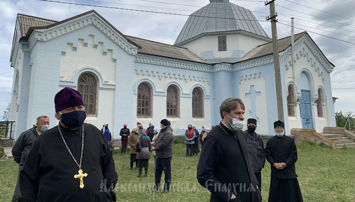 Священики та віряни УПЦ відстояли Покровський храм в Чечеліївка. Фото: Олександрійська єпархія