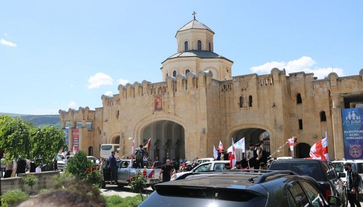 Священники с иконами и национальными флагами проехали от собора Святой Троицы к центру Тбилиси, окропляя улицы и людей святой водой. Фото: patriarchate.ge