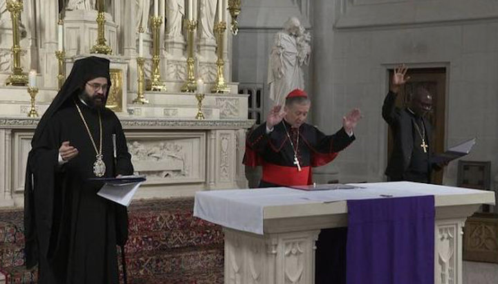 Mitropolitul Natanail de Chicago se roagă cu un cardinal și un pastor protestant. Imagine: vimaorthodoxias