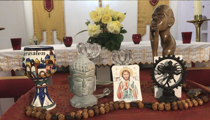 Епархия Брентвуда опубликовала фото алтаря, на котором рядом с иконой Иисуса разместили статуи Шивы и Будды, а также африканского идола. Фото: churchmilitant.com