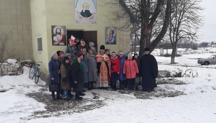 Comunitatea bisericii Acoperemântul Maicii Domnului din satul Kovpâta. Imagine: UJO