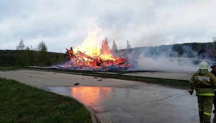 Дерев'яний храм на джерелі Гремячий ключ згорів повністю. Фото: tvr24.tv