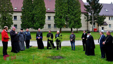 OCU, RCC and UGCC plant a “unity maple” in the Catholic seminary’s yard