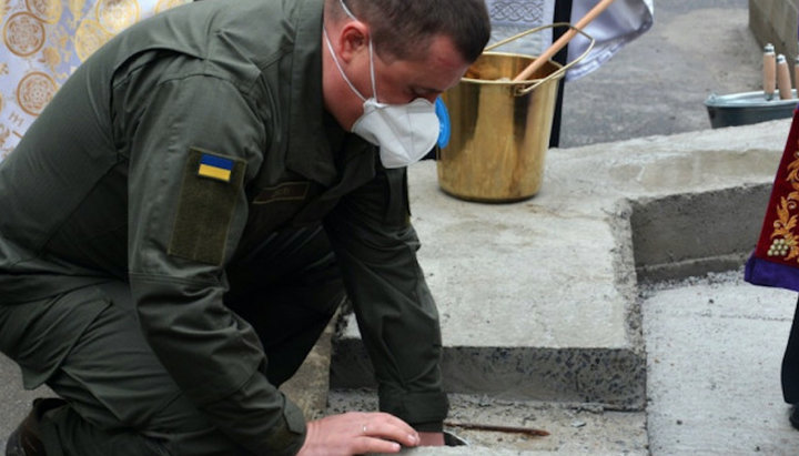 Colonel Vladimir Dzhula lays a stone in the foundation of the new church of OCU. Photo: vn.depo.ua