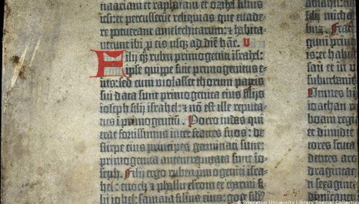 Медведчук задекларировал фрагмент Библии Гутенберга 1455 года. Фото: dw.com