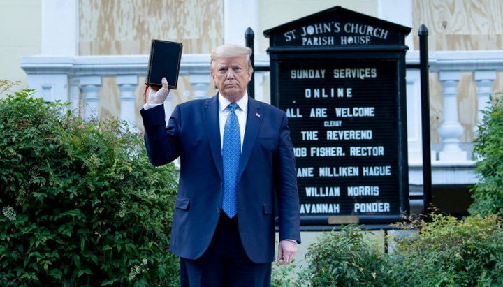 Дональд Трамп біля церкви Святого Іоанна у Вашингтоні. Фото: iefimerida.gr