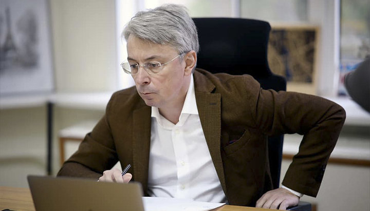 Олександр Ткаченко нагадав, що Закон «Про медіа» просував його комітет. Фото: сторінка Ткаченка в Facebook