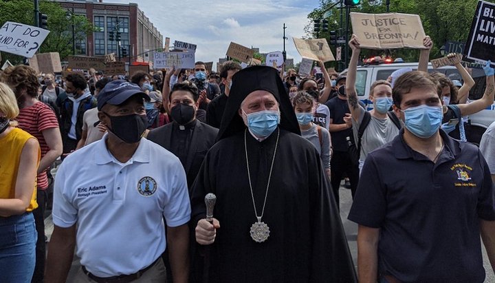 Архієпископ Елпідофор (Ламбриніадіс) на мітингу в Брукліні. Фото: Romfea