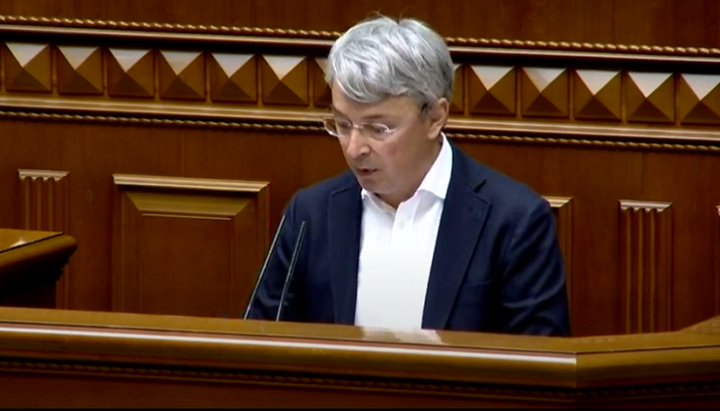 Ministrul nou ales Oleksandr Tkacenko a depus jurământul. Imagine: Twitter-ul Radei Supreme din Ucraina