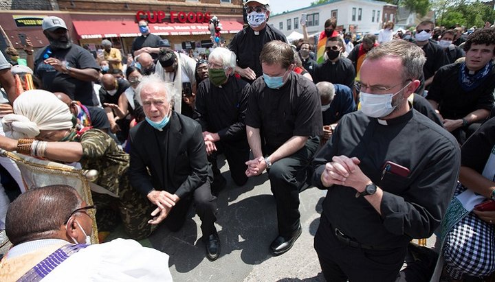 Католицькі священики моляться на місці загибелі Флойда. Фото: CNS / DAVE HRBACEK, THE CATHOLIC SPIRIT