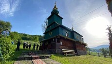Мукачевский архиерей освятил престол нового храма УПЦ в честь Святой Троицы