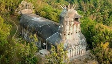На острове Ява энтузиаст построил «храм всех религий» в виде птицы