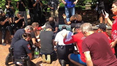 Police officers wash feet of Afro-American religious leaders in US