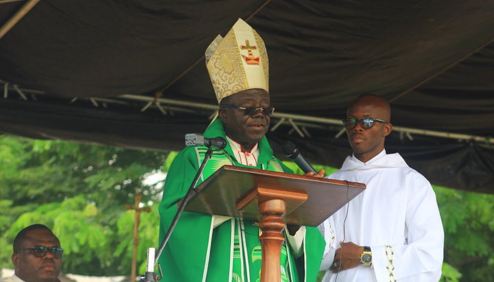 Католический епископ Джозеф Осеи-Бонсу (в центре). Фото: marshallan.org