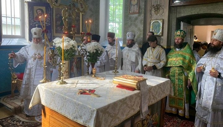 Заупокойное архиерейское богослужение в Задубровке. Фото: Черновицко-Буковинская епархия