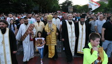 В Черногории возобновились акции протеста и многотысячные крестные ходы