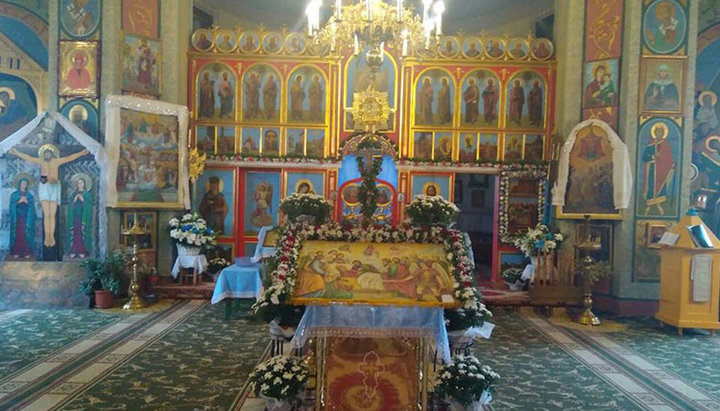Interiorul bisericii Adormirea Maicii Domnului a Bisericii Ortodoxe Ucrainene din satul Vaslovivți. Imagine: pagina de Facebook a parohiei